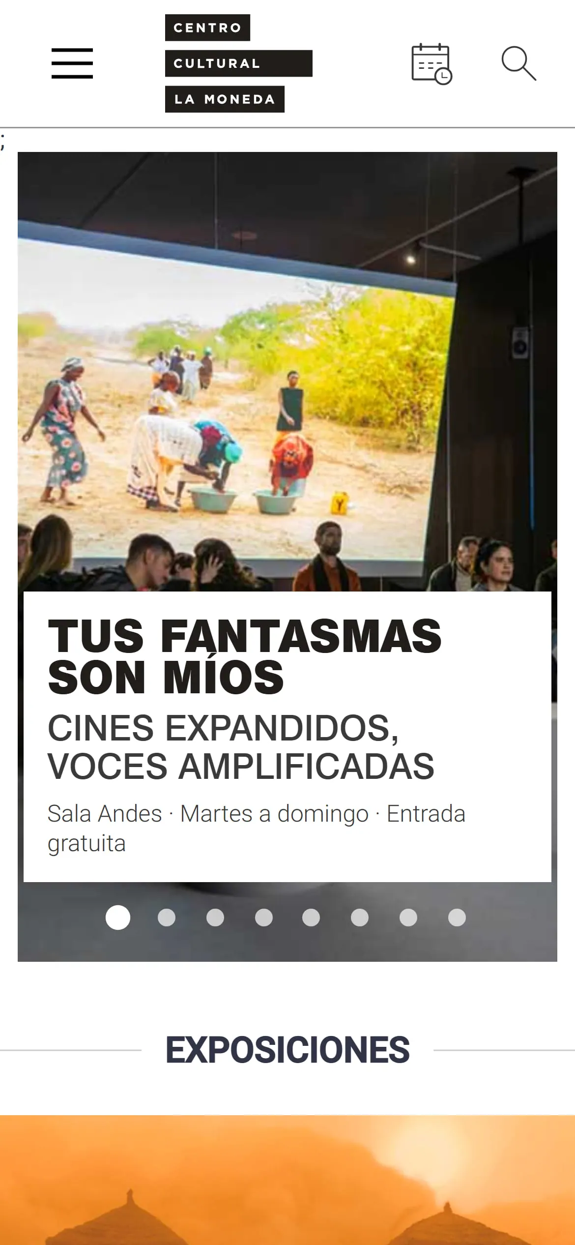 Portada del Centro Cultural La Moneda con una exposición destacada